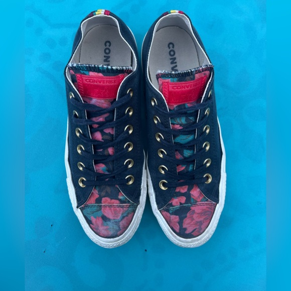 Converse Black with Red Flowers Women’s Low Top Sneakers size 8. - Picture 3 of 9